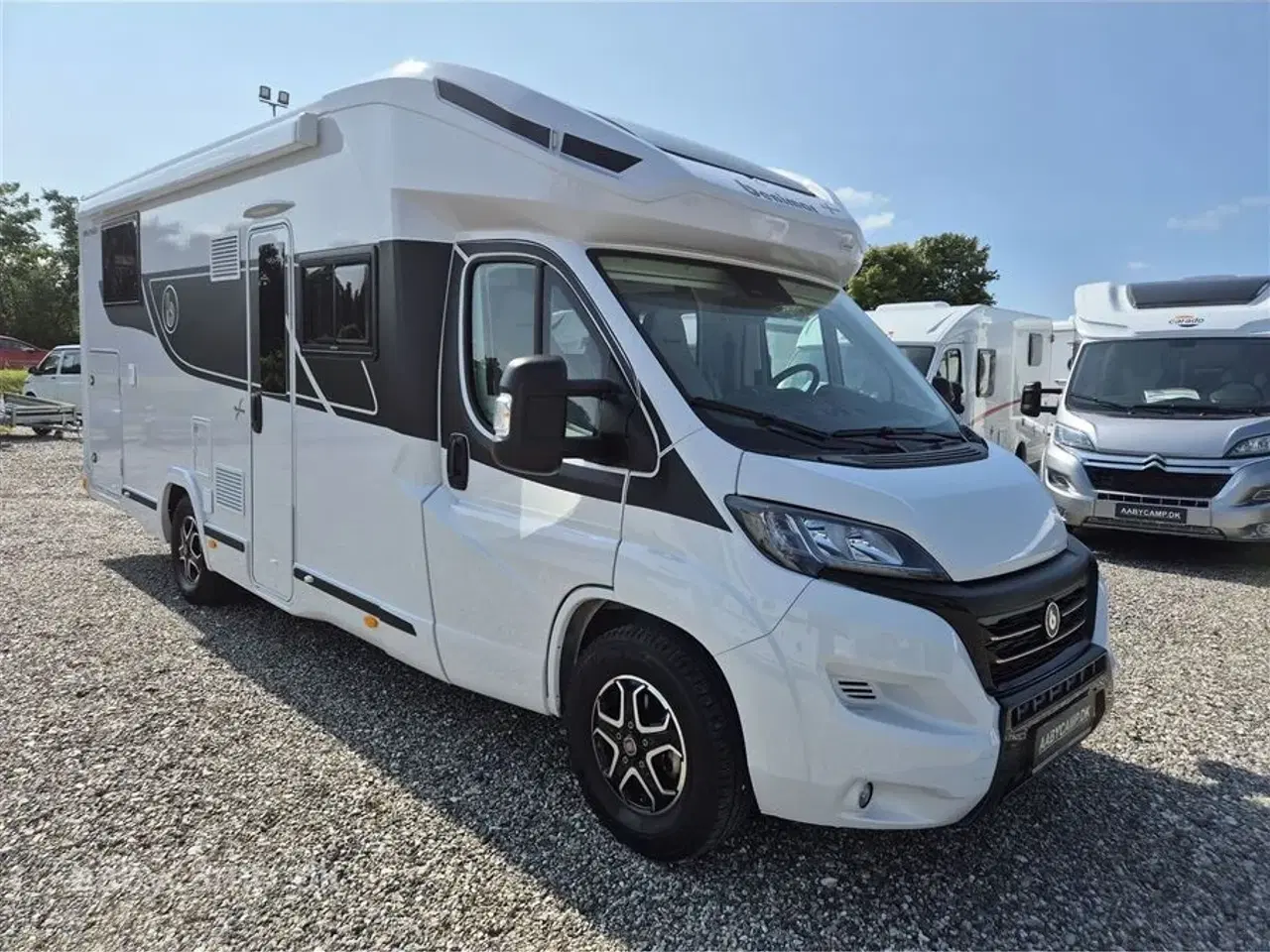 Billede 1 - 2024 - Benimar Mileo 268   NK Pakke. Automatgear. solceller. markise. 200 Ah Lithium Batteri. 2000w inverter. Maxfann. kun 16,000 km. den har fået en omgang ceramic coating så den er nem at holde.