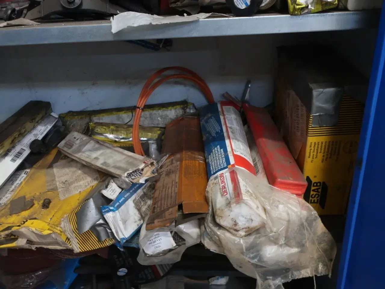 Billede 6 - Stålskab med indhold