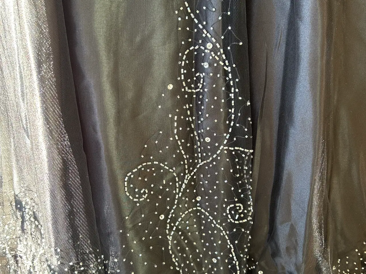 Billede 4 - Elegant sort gallakjole med håndsyede pailletter