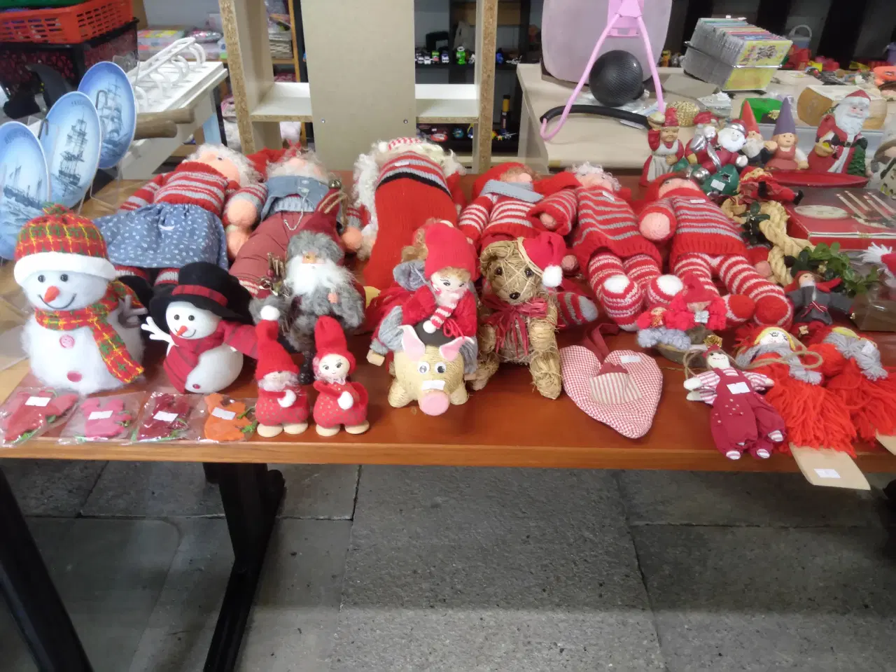 Billede 3 - Julepynt, krus, lysestager, nissehuer m.m.