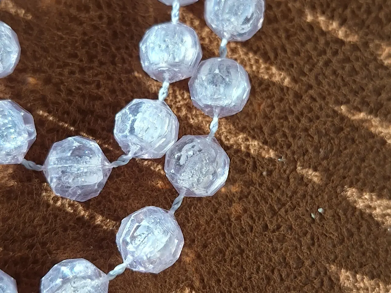 Billede 3 - Lang halskæde af klare perler