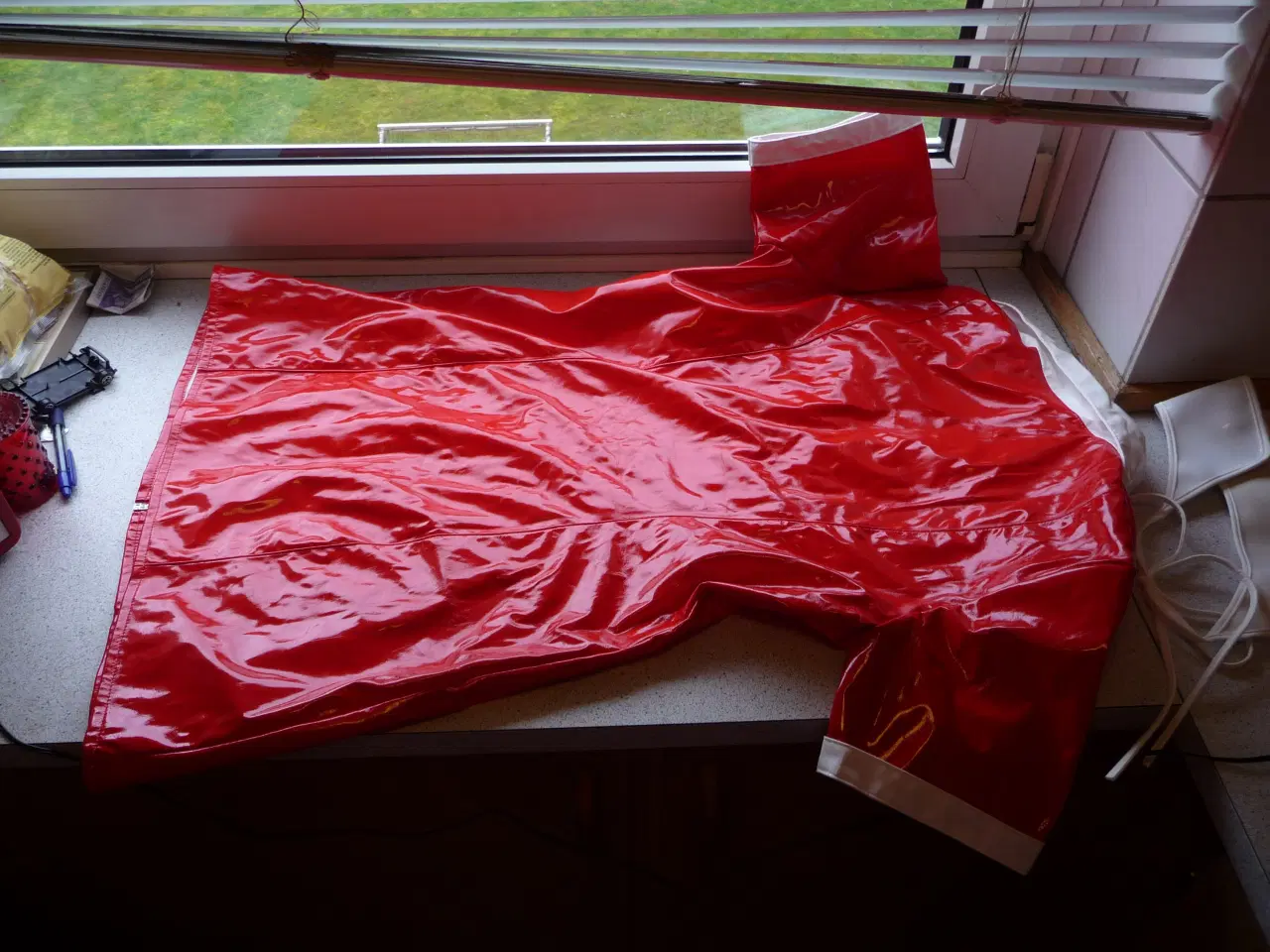 Billede 5 - rød lak sygeplejerske kostume str XL