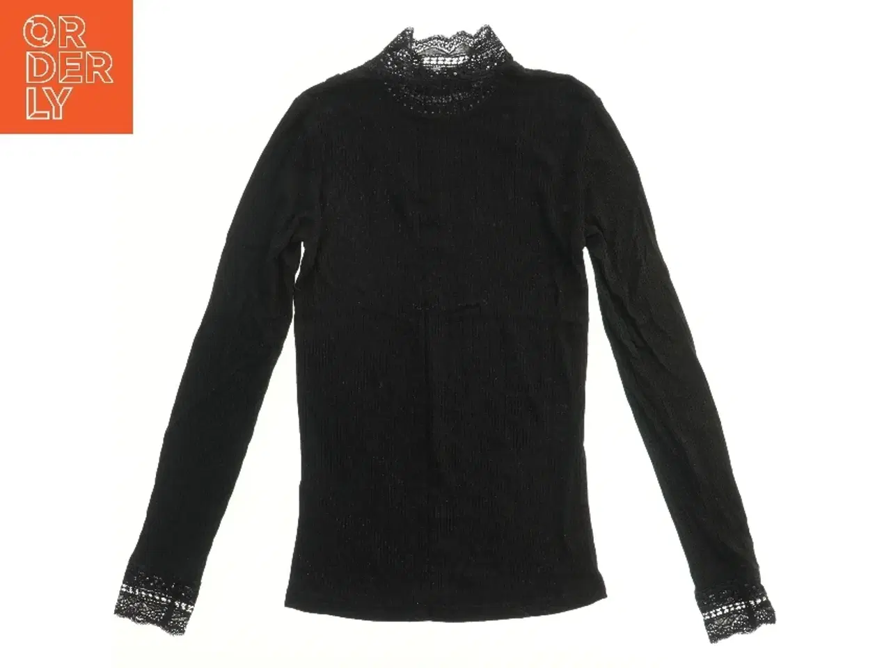 Billede 1 - Langærmet bluse med blonde detaljer fra Name It (str. 146)