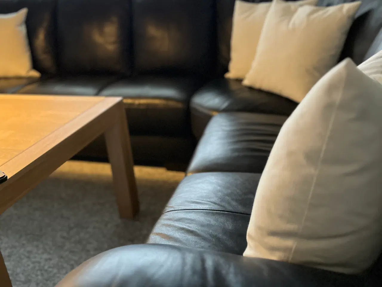 Billede 2 - Hjørnesofa sort læder ca280x230 to mindre lapper