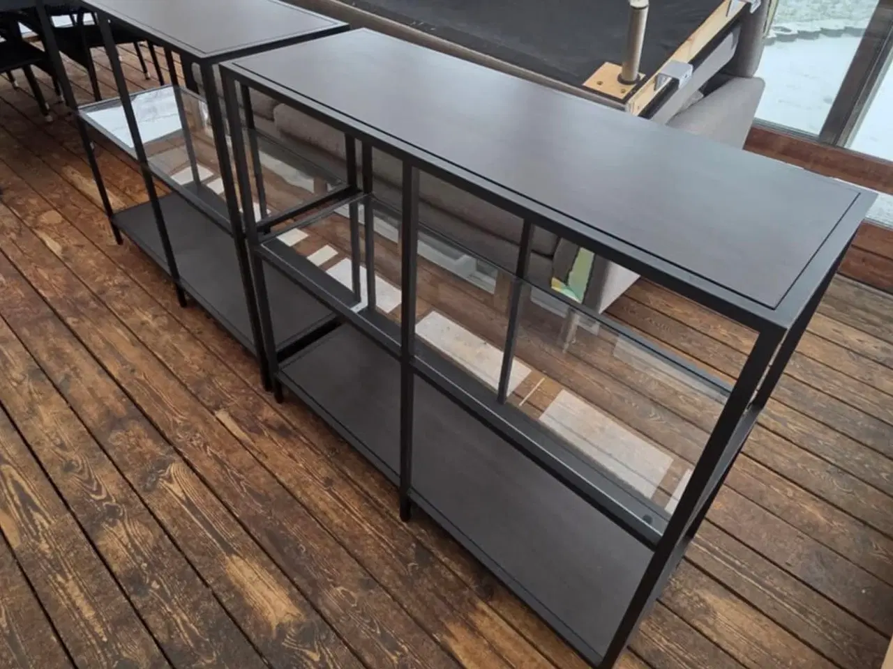 Billede 2 - 2 stk. sortbrun/glas VITTSJÖ reol 