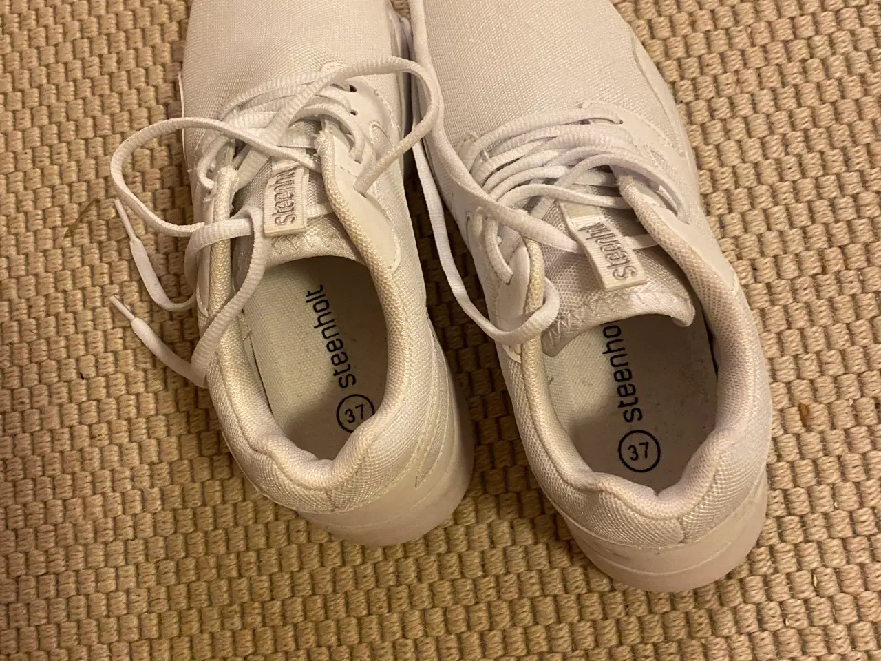 Billede 1 - Hvide sneakers fra Steenholt str 38, kun brugt få 