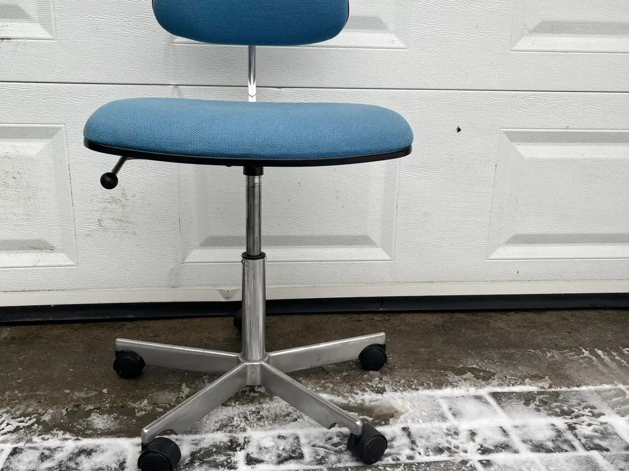 Billede 2 - Kevi kontorstol, med uld stof ,gas op/ned , 5 ben 