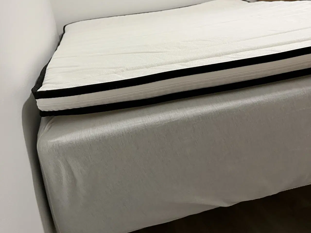 Billede 1 - Boks seng m/4 ben og topmadras