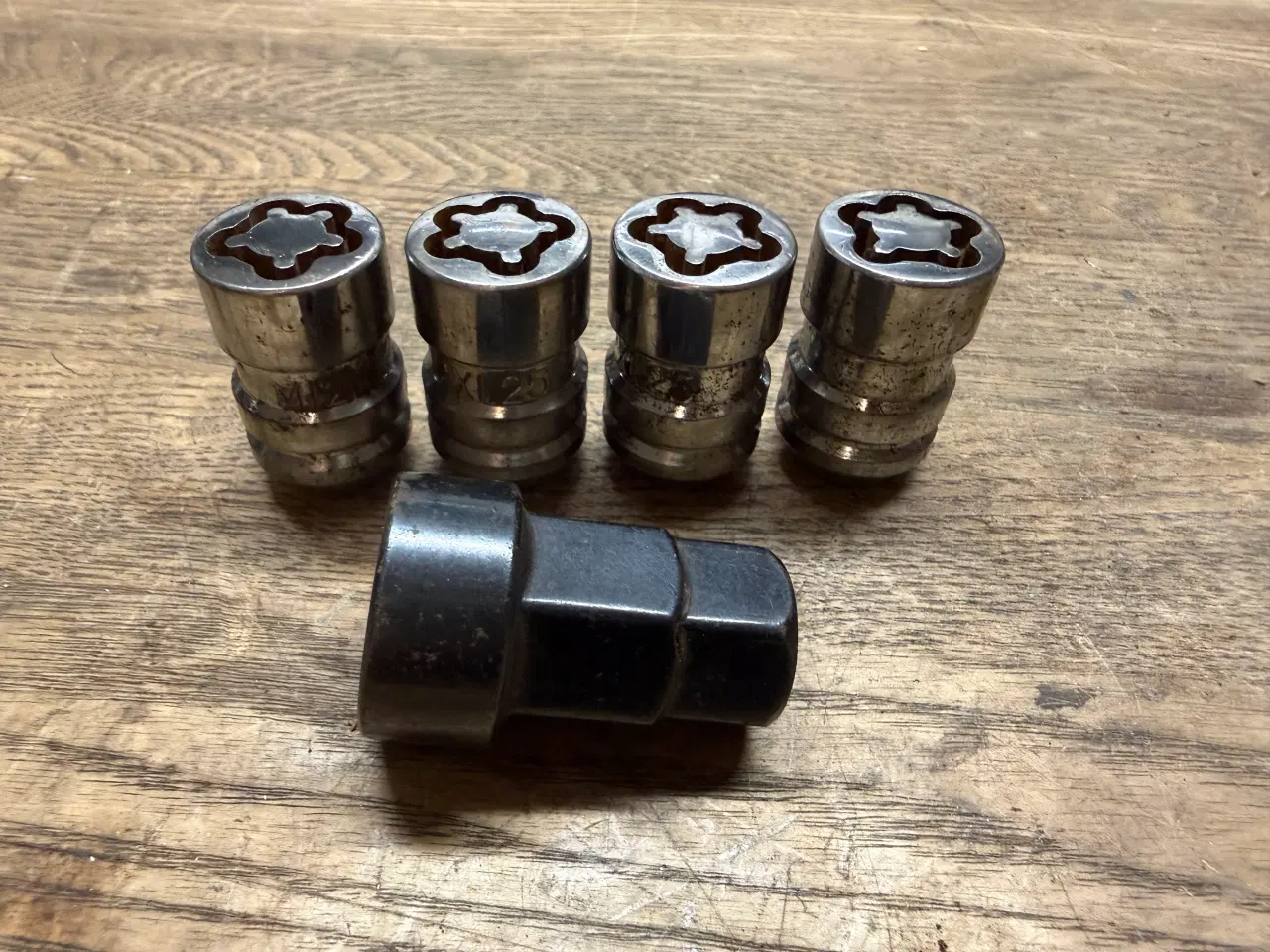 Billede 1 - Låsemøtrikker i sæt M12x1,25