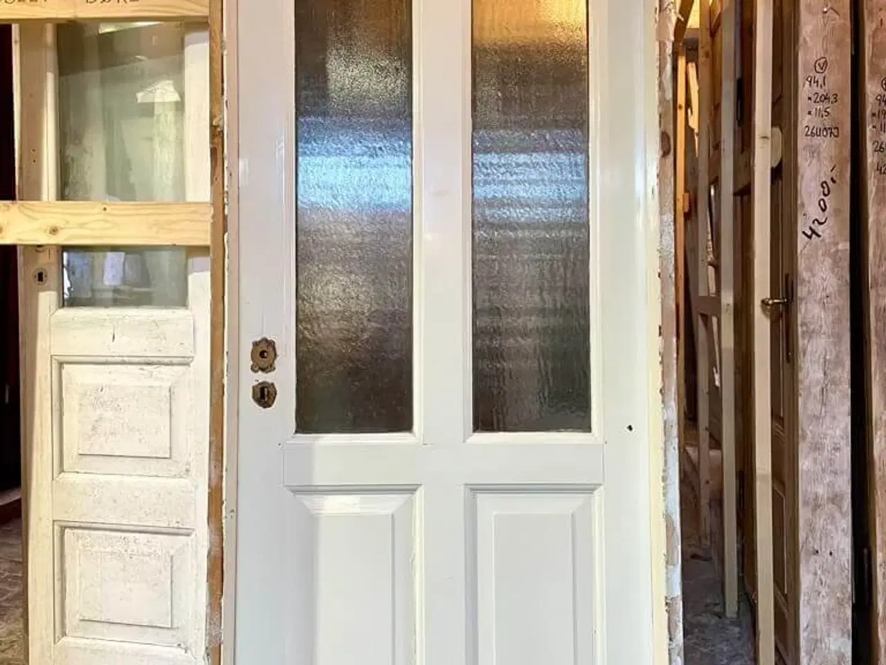 Billede 2 - Klassisk Dannebrogsdør m. glasparti og karm