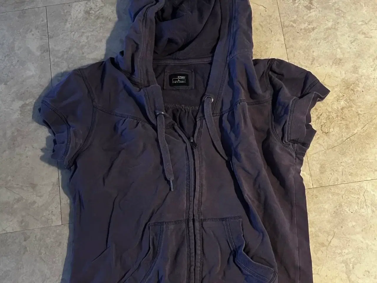 Billede 5 - Sælger 5 par lynlås trøjer