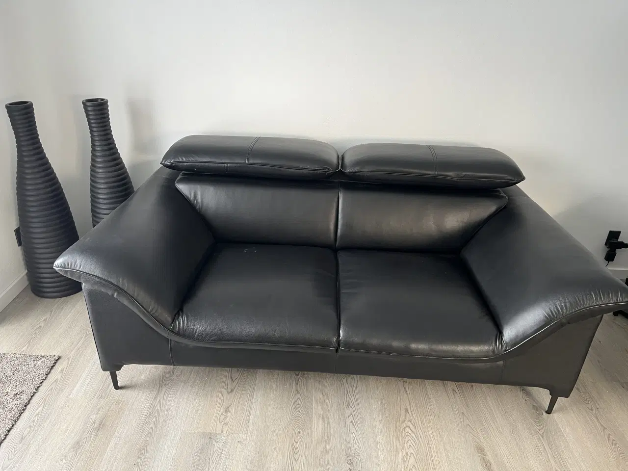 Billede 2 - 2 1/2 personers sort lædersofa 