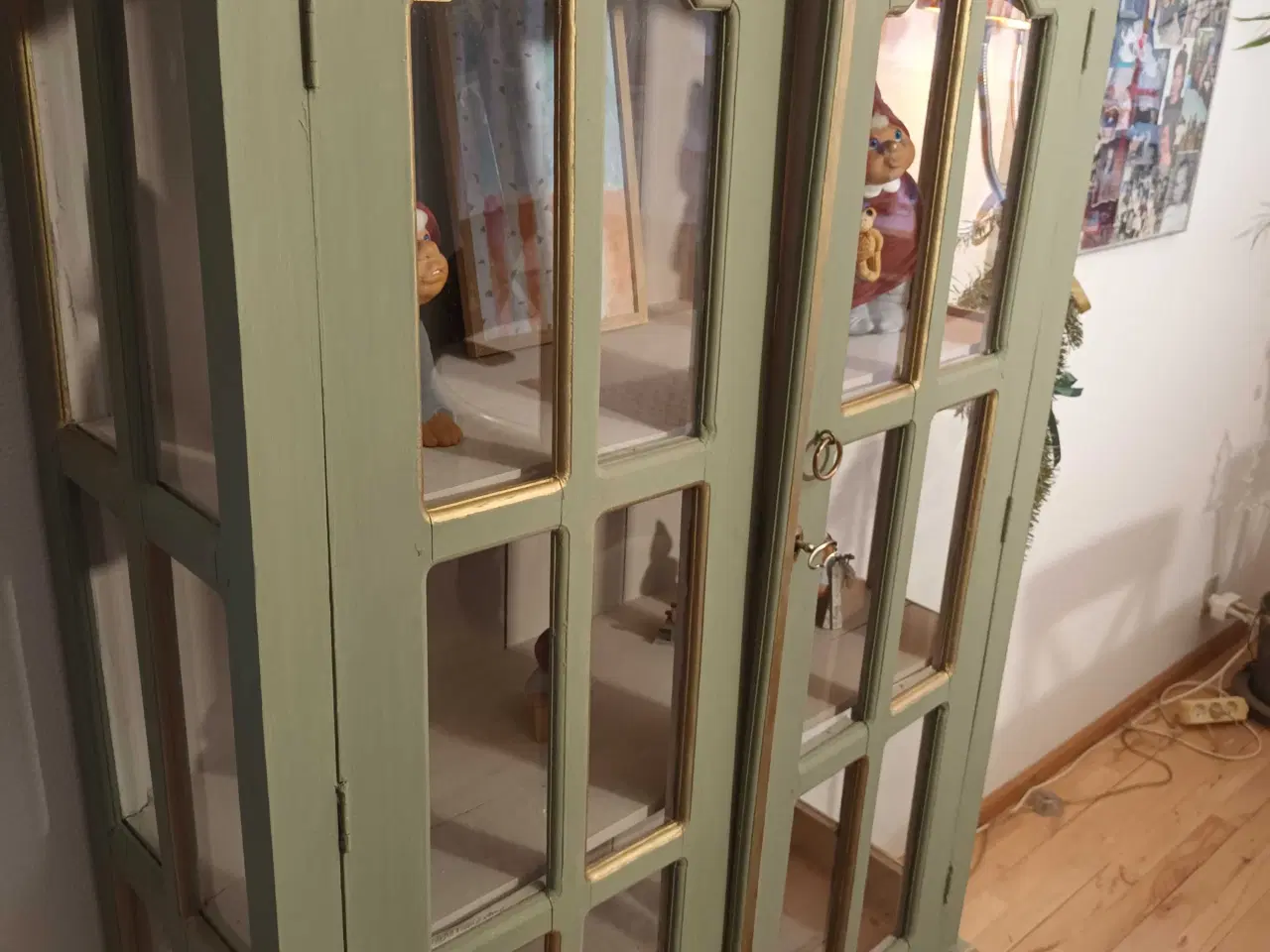 Billede 6 - Reserveret - yistandsat Vitrineskab I grøn og guld