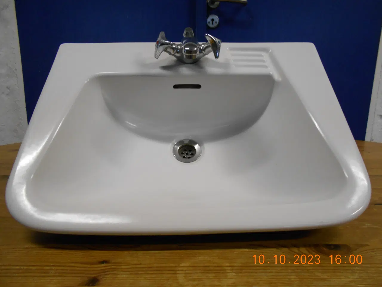 Billede 1 - porcelæns håndvask m/ armatur