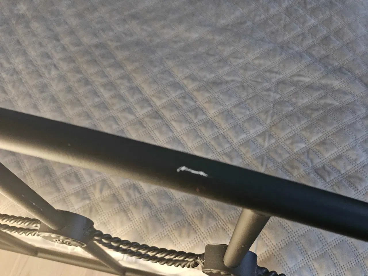 Billede 3 - 🖤 Flot metalseng + 2 matchende borde 🛏️