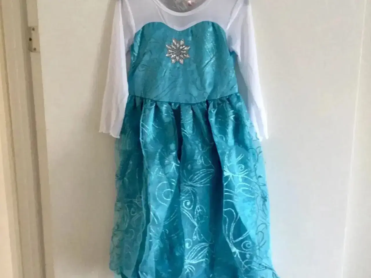 Billede 9 - Frost kjole str. 104 med Elsa udklædning festkjole