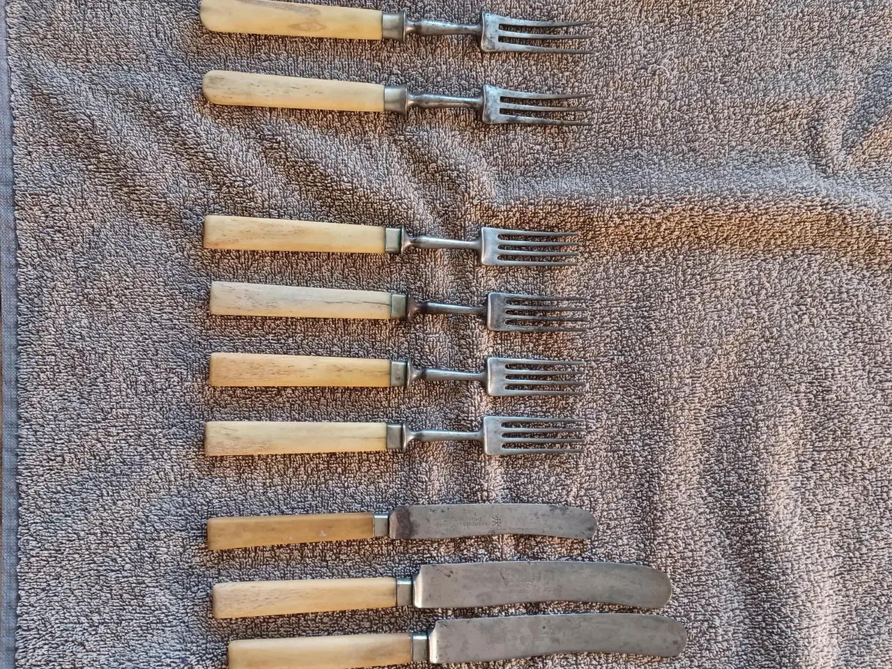 Billede 1 - Knive og gafler med skæfte af horn