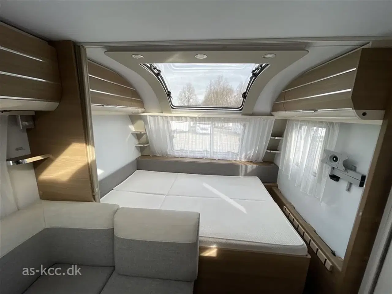 Billede 7 - 2020 - Adria Adora 573 PT Supreme edition   Adria Adora 573 PT Supreme Edition årg. 2020 7 sovepladser, 5 siddepladser. Køjer, dobbeltseng, rundsiddegruppe,  mover, solceller