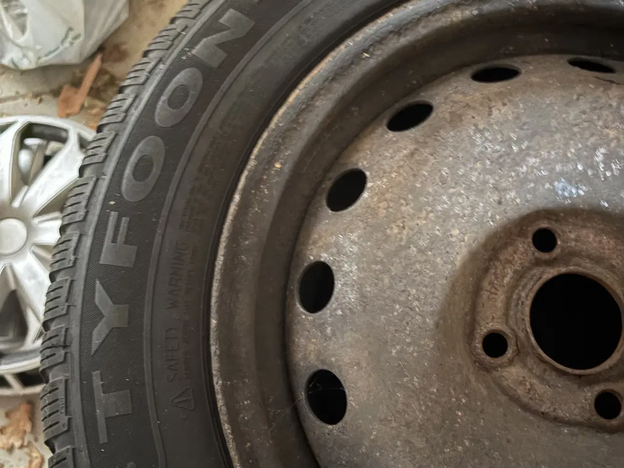 Billede 2 - Tyfoon vinterdæk 185/65 R15 T