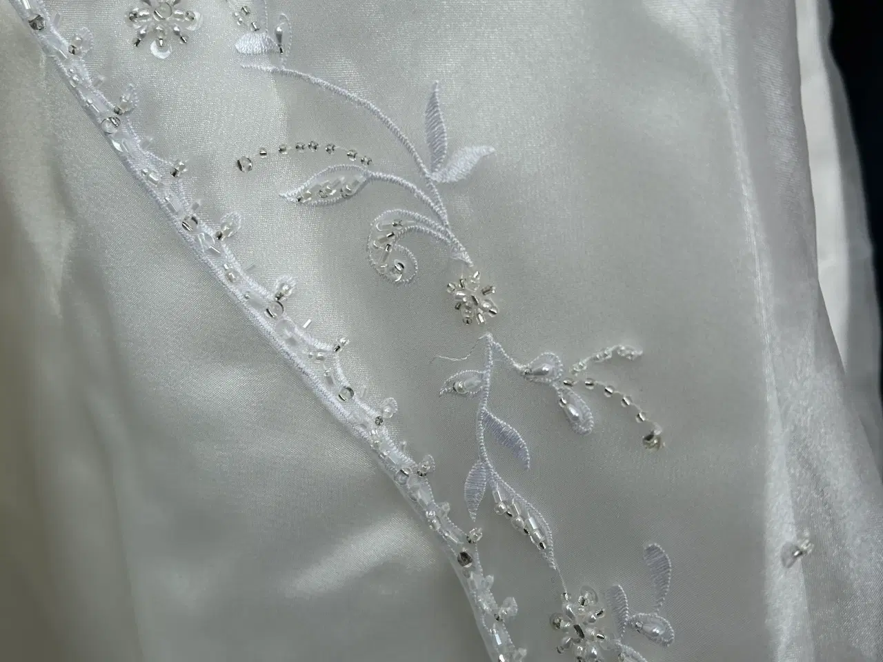 Billede 2 - Elegant hvid brudekjole med diadem tiara