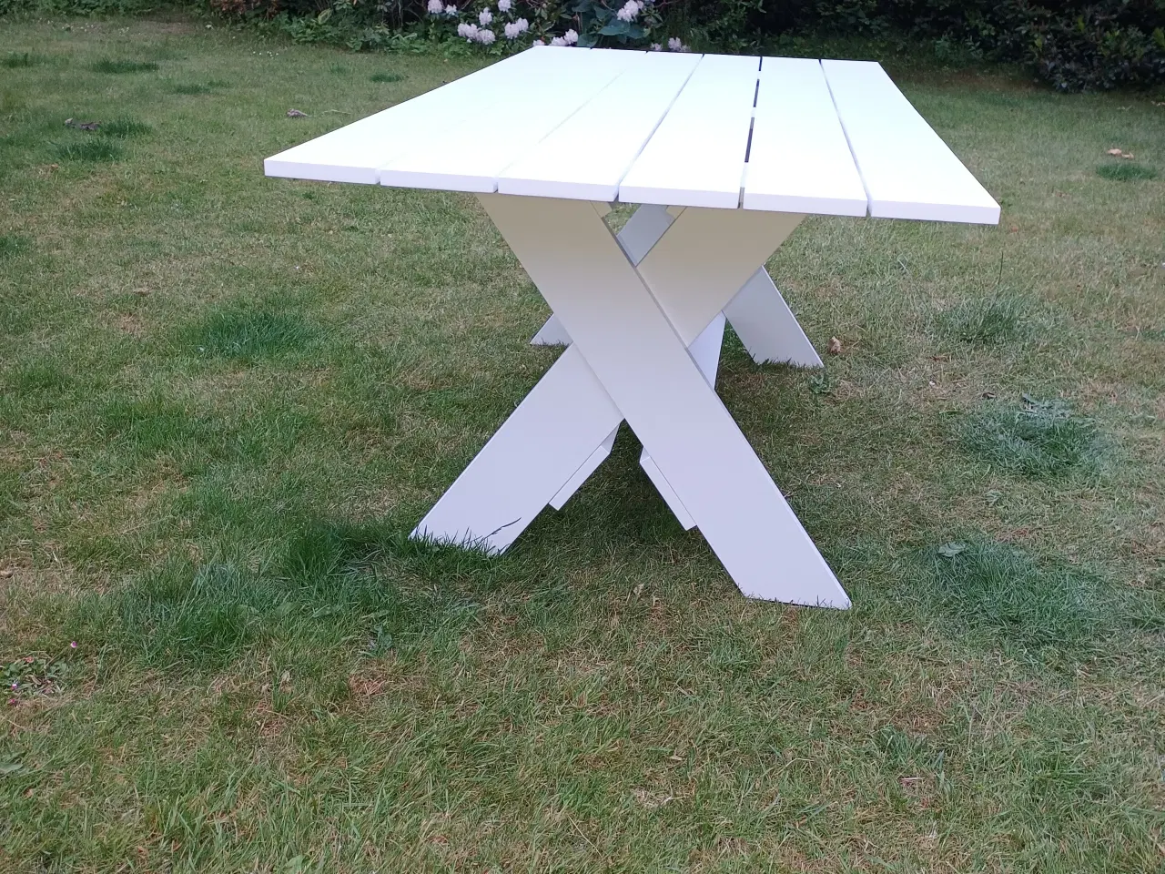 Billede 4 - Hvidt HAY Crate havebord i fyrretræ