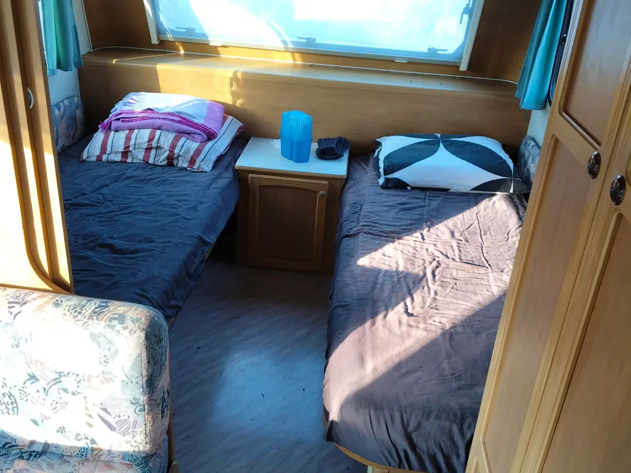 Billede 1 - Campingvogn med mover og enkelt senge