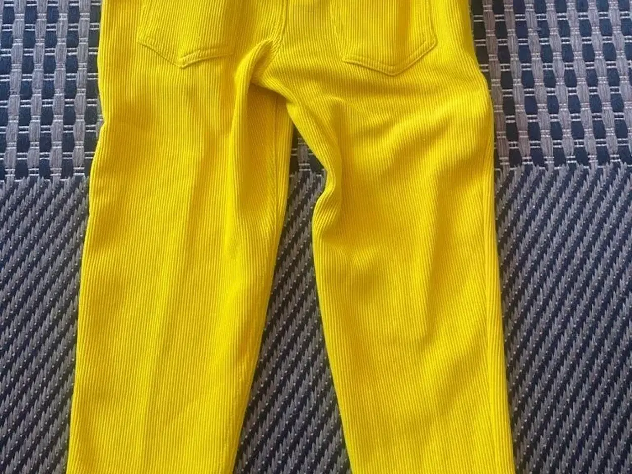 Billede 2 - Fin gul bukser til salg