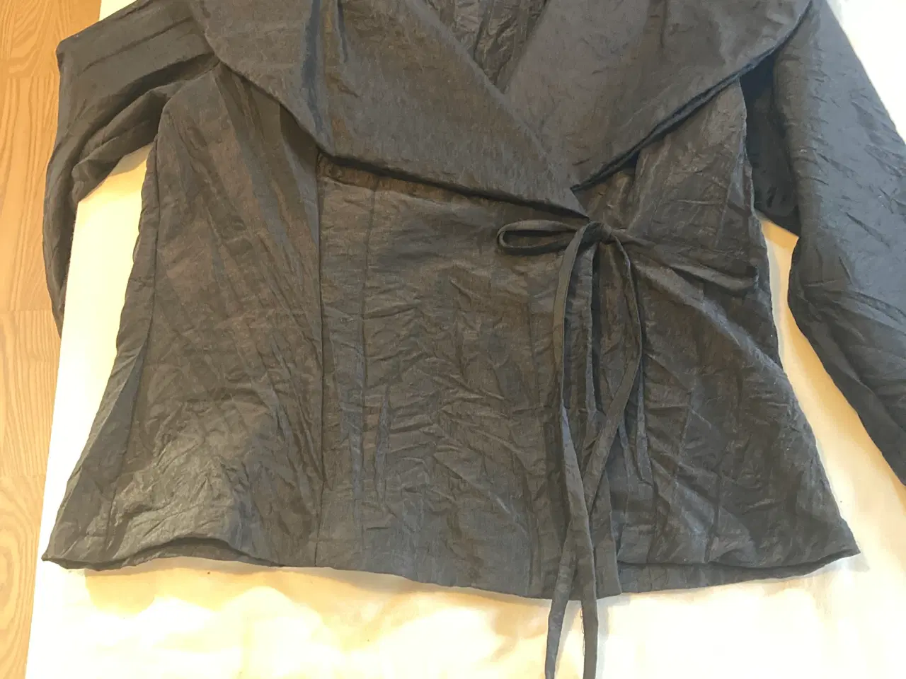 Billede 2 - Lækker og behagelig sort festjakke