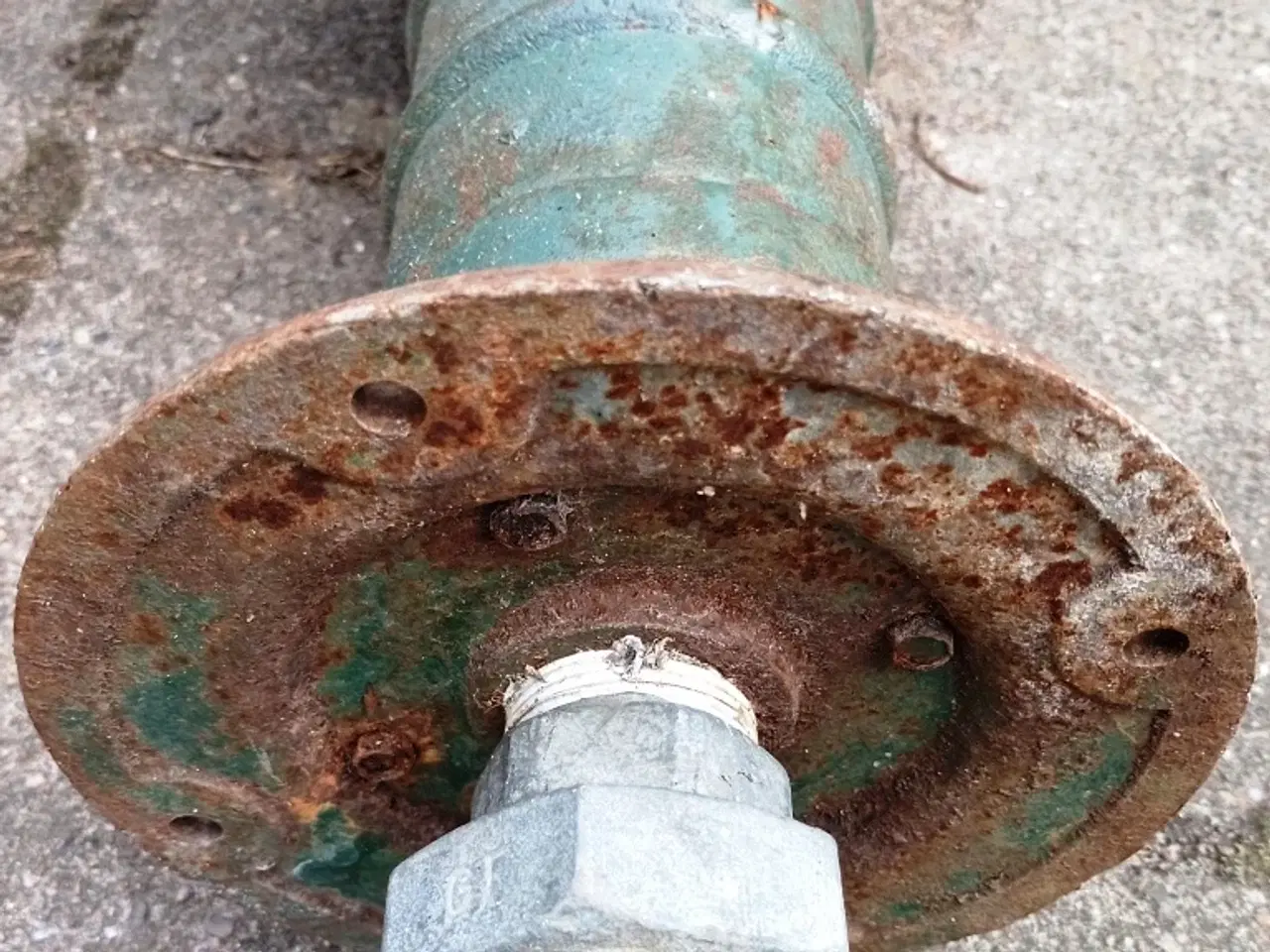 Billede 5 - Flot lille antik havepumpe, håndtaget er brækket
