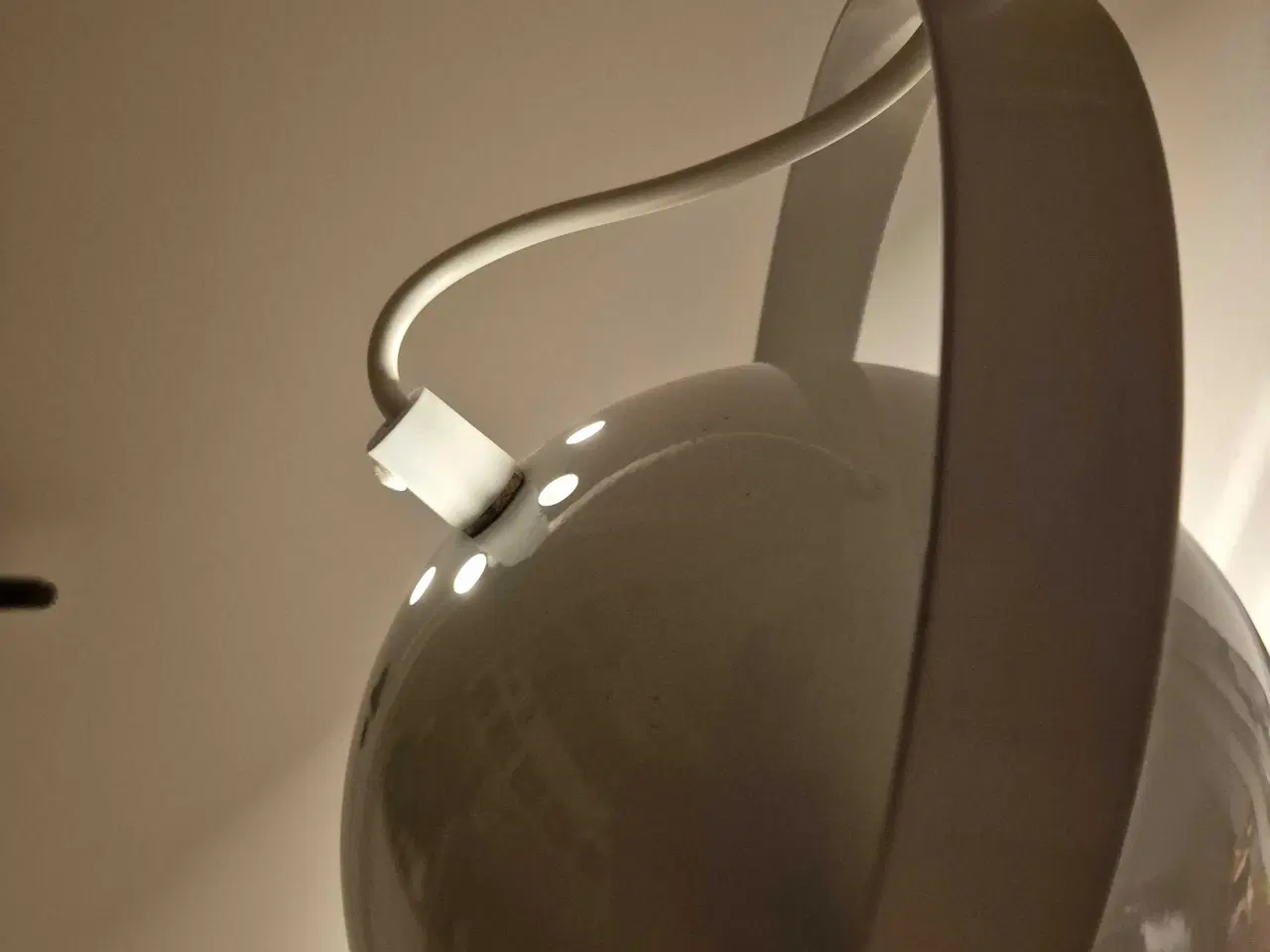 Billede 5 - Hvid kuglelampe med smart vippefunktion 