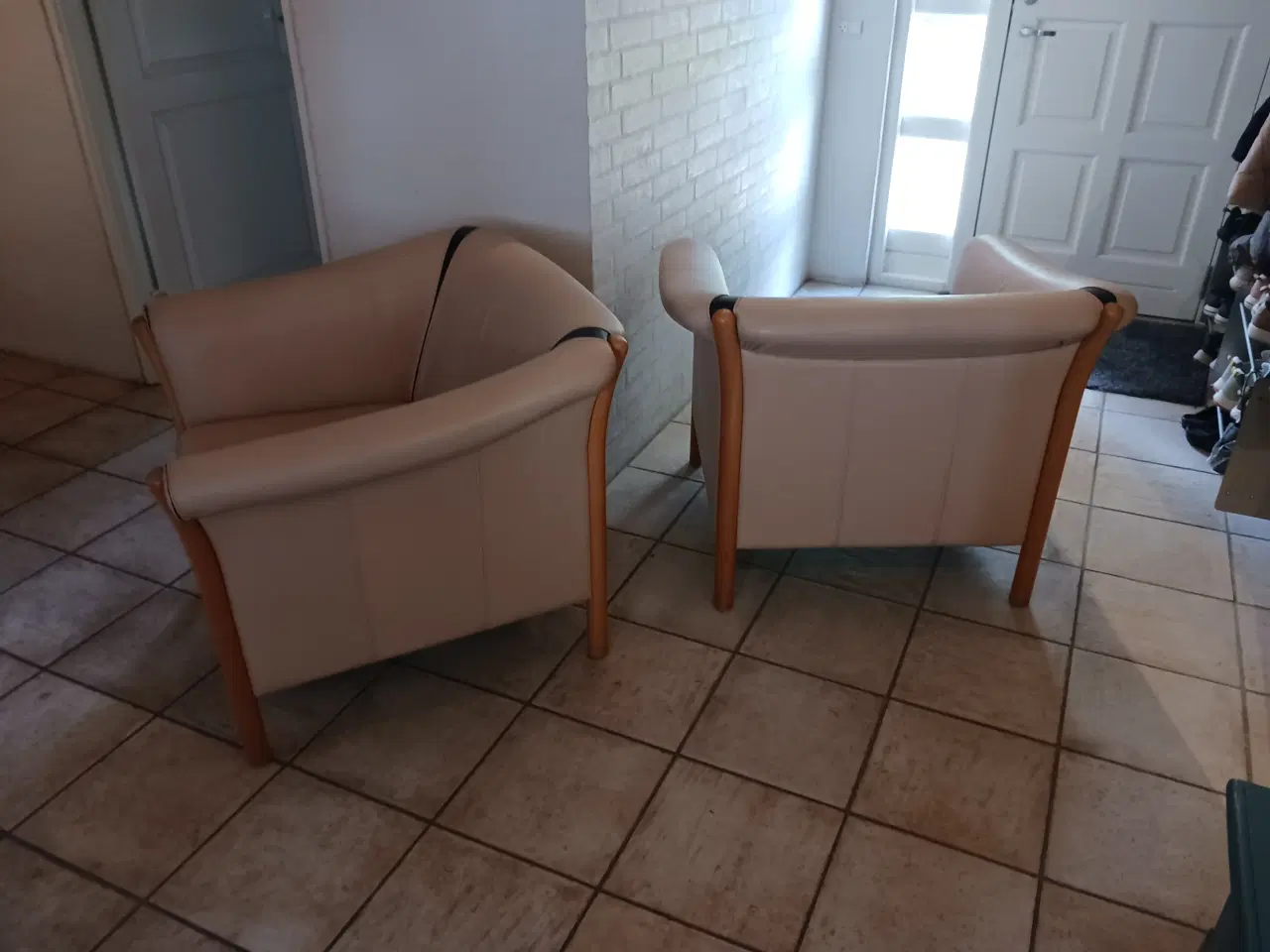 Billede 4 - Lys lædersofa med 2 stole
