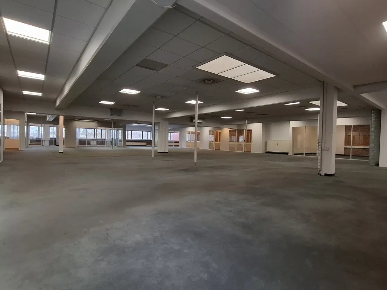 Billede 24 - Suveræn Beliggenhed – Showroom. Klinik, Butik, Gaming, Kontor mm. – Stort åbent areal i midten og mindre cellekontorer i glas.