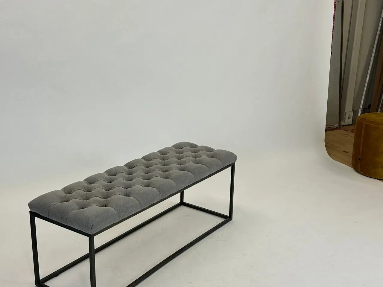 Billede 8 - Elegant Bænk i Grå Stofpolstring