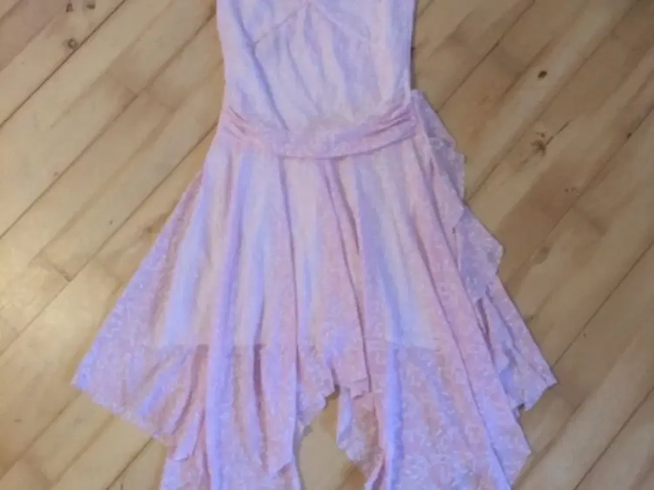 Billede 1 - Lyserød kjole