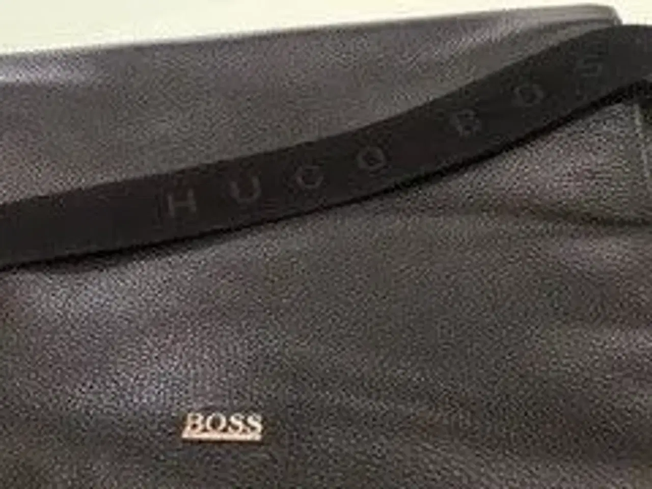 Billede 3 - Boss Skuldertaske sort i lækkert læder