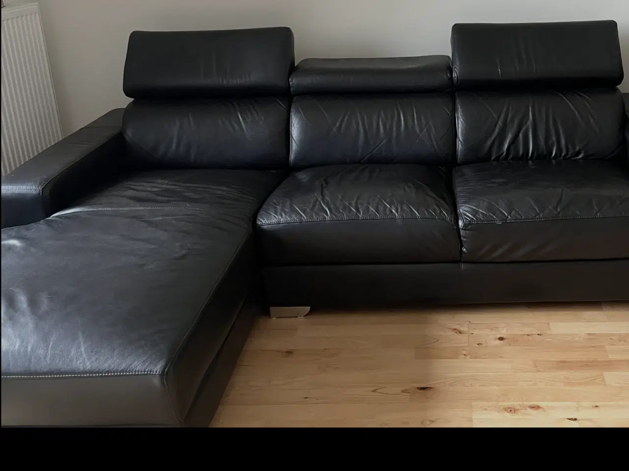 Billede 1 - Sort læder sofa med chaiselong sælges billigt