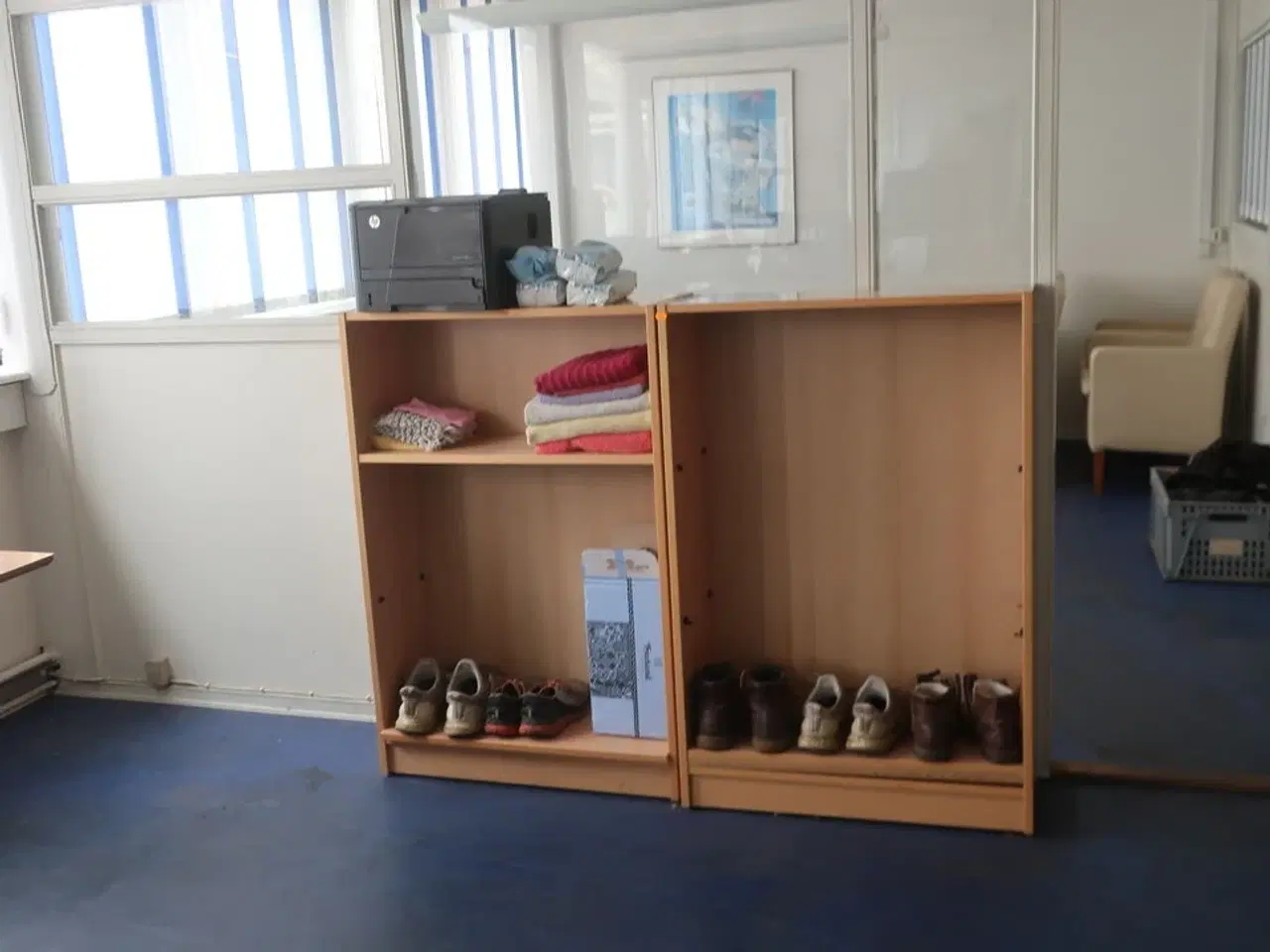 Billede 2 - Stort skrivebord, reoler, printer m.v.