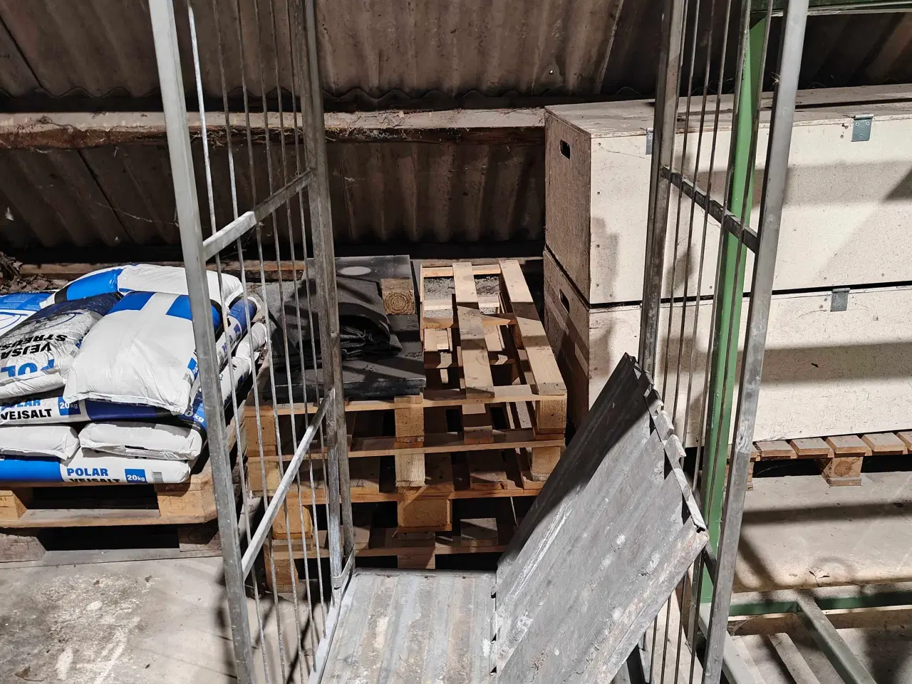 Billede 8 - Rullebur og reoler. 