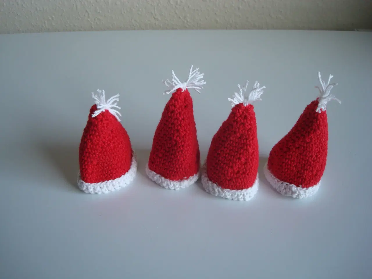 Billede 1 - Julehuer 4 stk. hæklet bestik, bordpynt højde 10 c