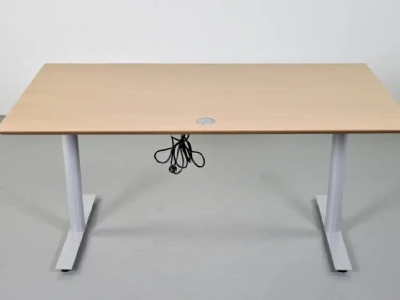 Billede 3 - Fumac hæve-/sænkebord med bøgefiner, 160 cm.
