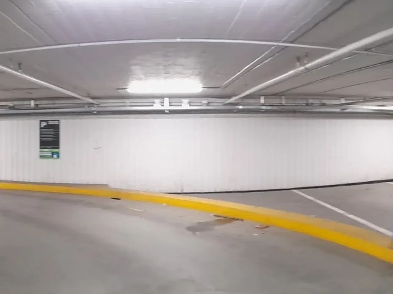 Billede 2 - Parkering til leje på Amagerbrogade 23-27 i København S