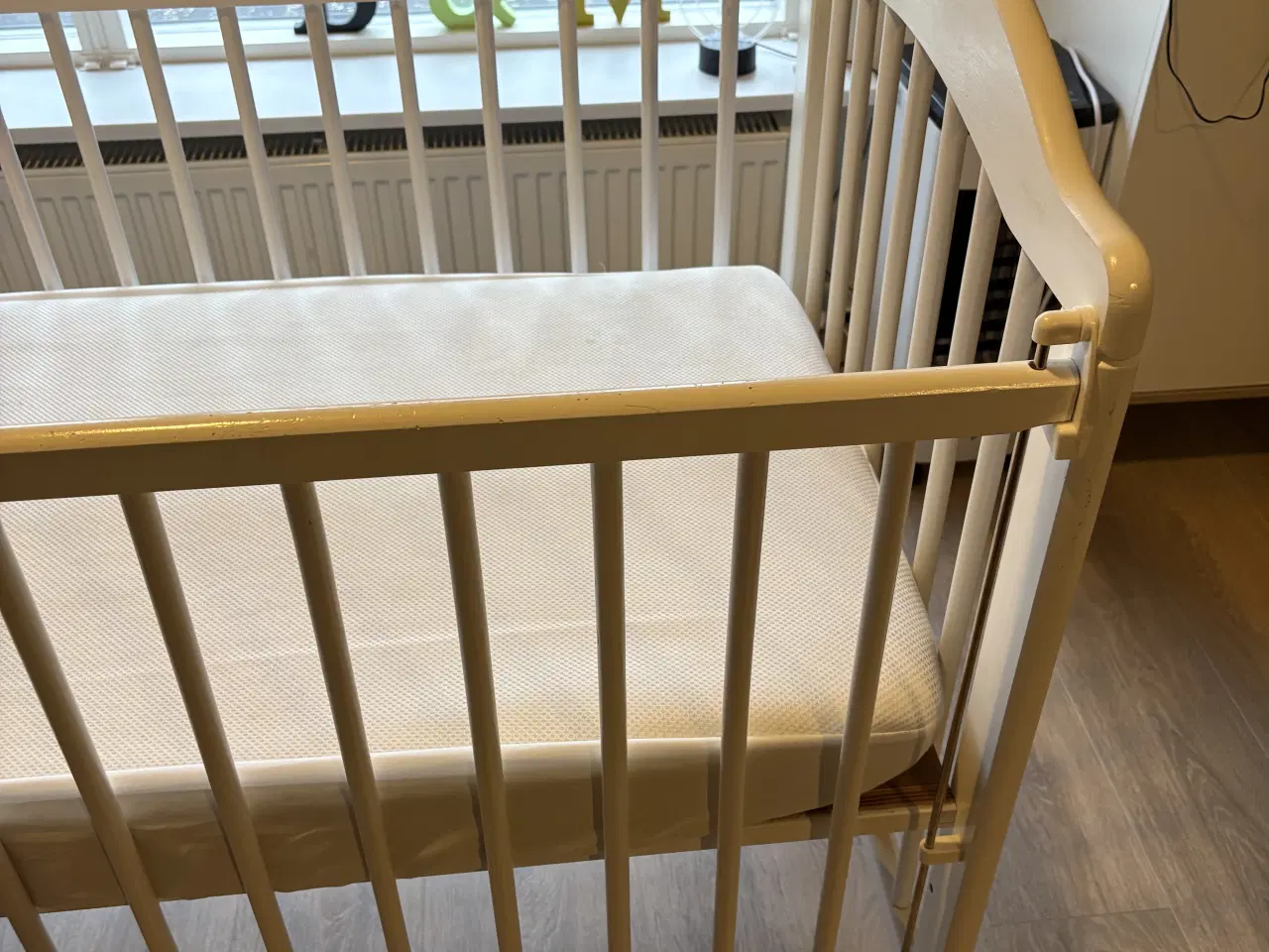 Billede 1 - Tremmeseng m/madras