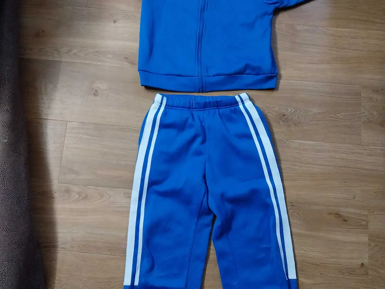 Billede 1 - Blå joggingsæt str. 9 år