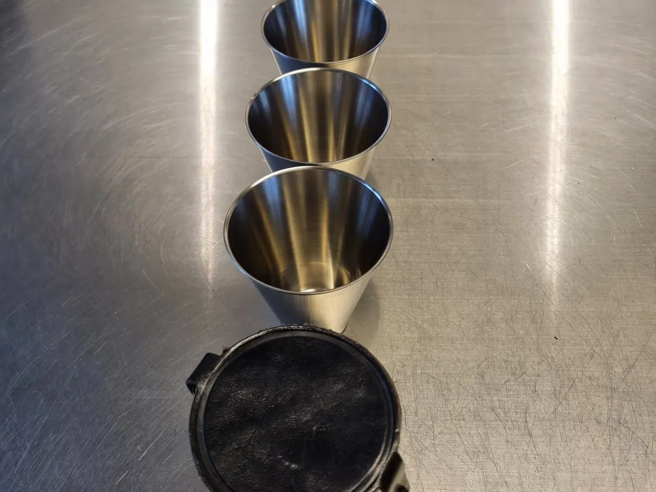 Billede 1 - Læderetui med 4 rustfri stål bægre sælges.