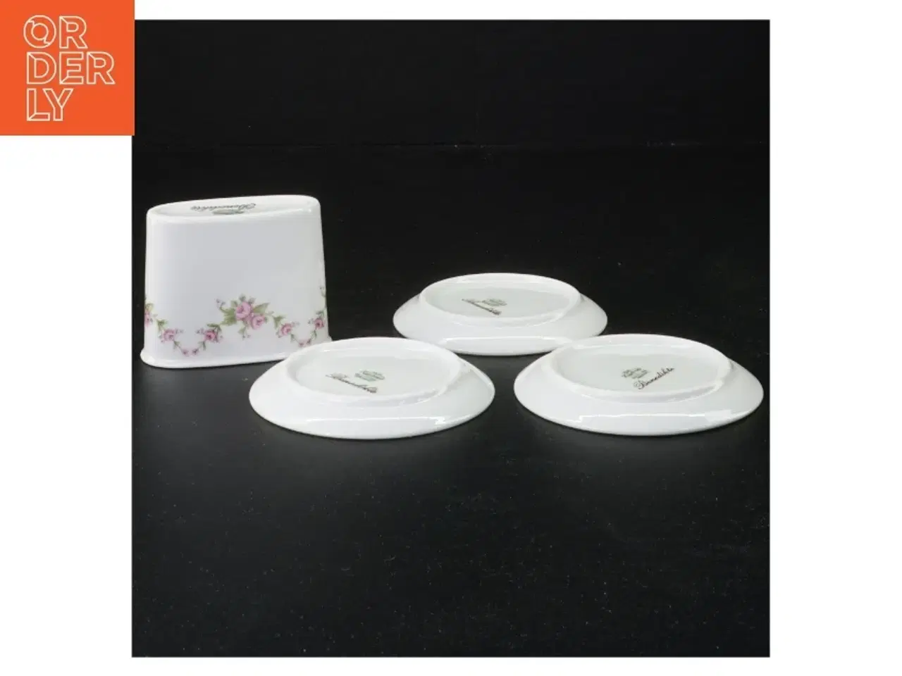 Billede 2 - Porcelænstallerkener og lille vase/skål fra Benedikte (str. Diameter 8 cm og 7 x 5 og en halv cm)