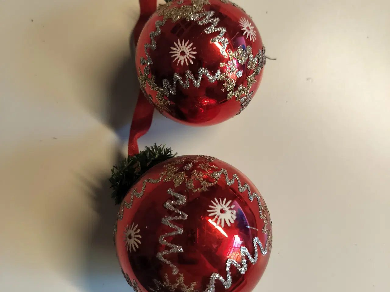 Billede 2 - 2 Gamle glas julekugler med pynt på.