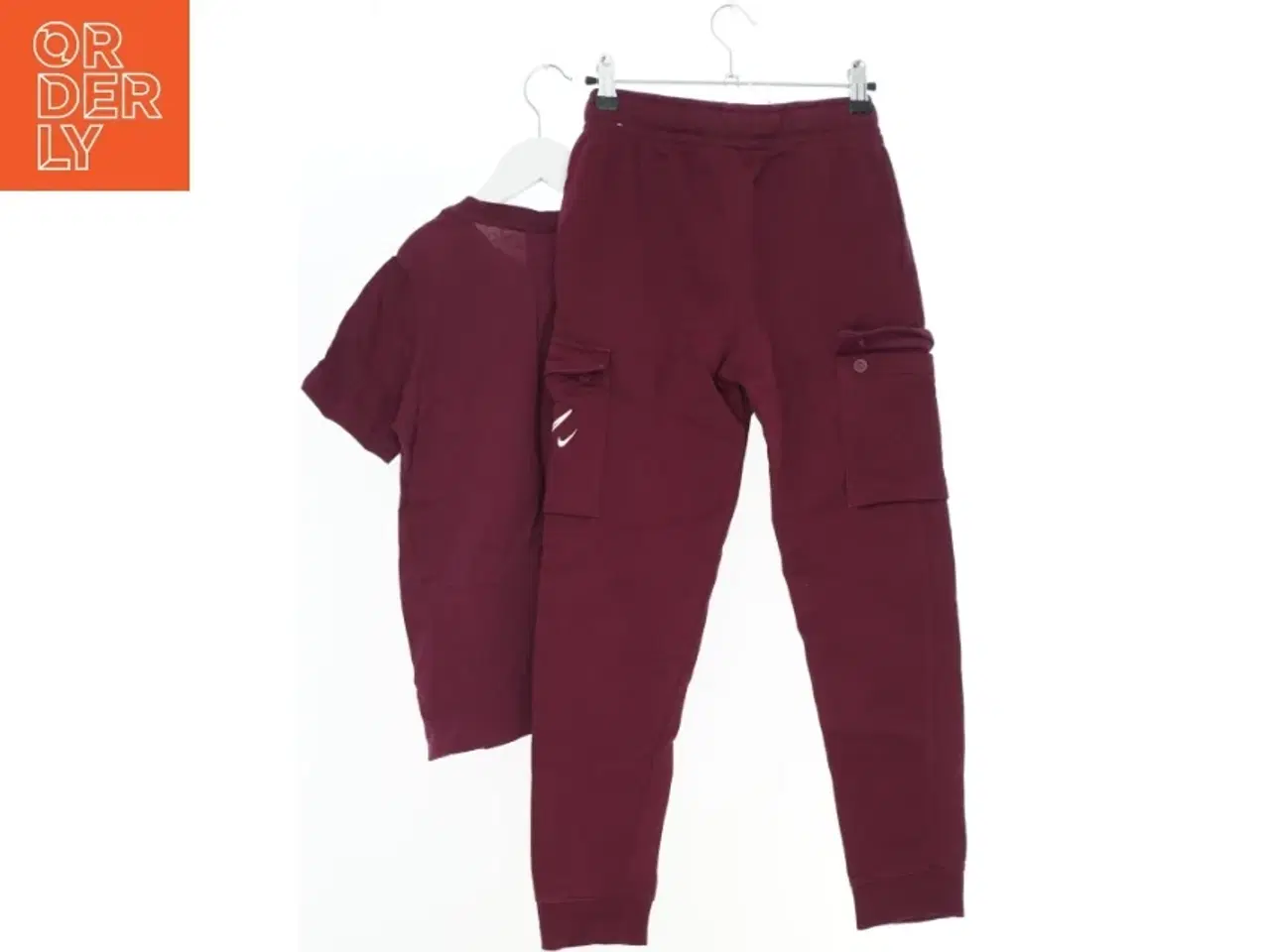 Billede 2 - Sæt med T-shirt og cargo bukser i bordeaux fra Nike (str. 134)