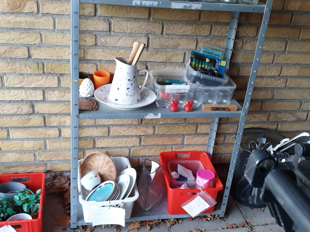 Billede 2 - GRATIS Lopper i carport SE 2 fotos