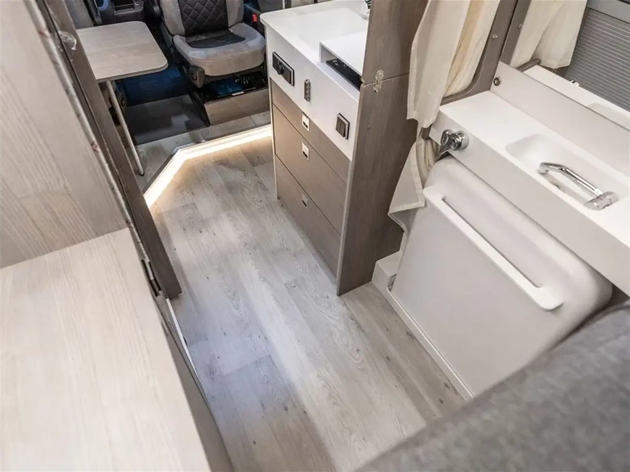 Billede 26 - 2026 - FURGOK XPANSION 600 4x4 Langsgående senge og cykel garage på 6 meter!