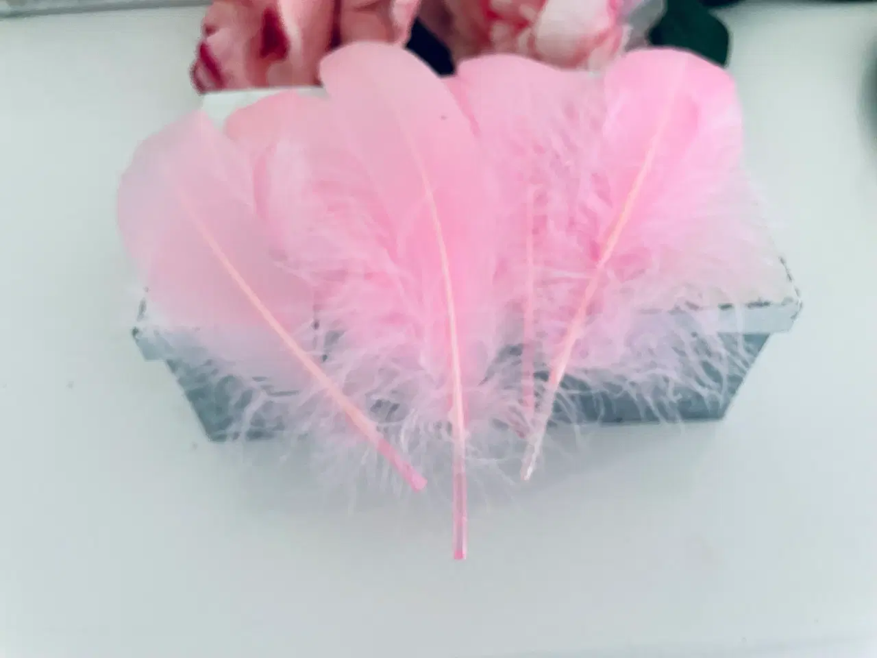 Billede 6 - Lyserøde fjer til pynt / hobby